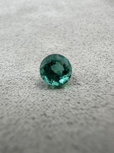 Émeraude naturelle du Zambie 1,35 carats, taille brillant rond, 6,7 mm, pierre précieuse verte en vrac pour la fabrication de bijoux - Product Image 1