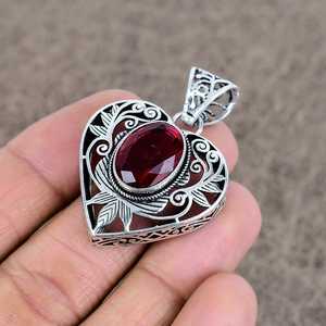Pendentif Breloque Vintage en Argent Sterling en Forme de Cœur avec Grenat, Fait Main, Élégant, Filigrane, Bijou en Pierre Précieuse pour Fiançailles - Product Image 1