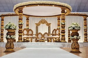 Mandap de mariage de princesse de rêve avec décoration florale, magnifique mandap pour salle de réception intérieure, mandap parfait pour roi et reine, aspect bois, mandap en fibre, Royaume-Uni - Product Image 2