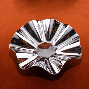 Plateau rond en métal martelé de luxe, décoratif, en argent, pour chocolat, fruits, centre de table d'hôtel et décoration intérieure - Product Image 1
