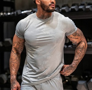 T-shirt en maille respirant pour homme, à manches courtes, col rond, couleur unie, teint en pièce, coupe classique, longueur normale, séchage rapide - Product Image 5
