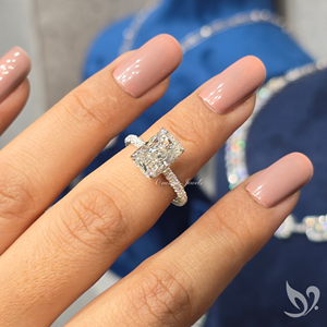 Anillo de Compromiso con Diamante Cultivado en Laboratorio, Corte Radiante de 3CT |   Anillo de Boda de Lujo de Oro Sólido de 10k con Certificado IGI - Product Image 5