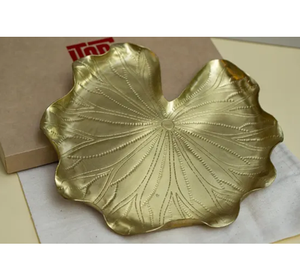 Assiette en laiton en forme de feuille, design fabuleux, fabrication indienne, vaisselle traditionnelle pour la maison, assiette/plat de service, vente en gros. - Product Image 1