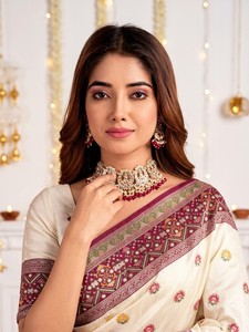 Sari de Seda Crema AARA Fashion con Borde Marrón y Estampado Floral, Protección Solar para Bodas, Ropa Tradicional para Mujer - Product Image 4