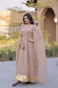 Último Modelo de Vestido de Novia para Mujer, Material Plateado Brillante, Anarkali con Diseño Elegante en V, Borde de Encaje con Espejo y Conjunto de Dupatta Elegante - Product Image 2