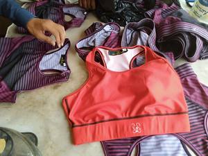 Ensemble de sport 3 pièces pour femme à séchage rapide, respirant et uni : Legging, veste de compression à manches longues et brassière de sport pour le yoga et la gym - Product Image 4