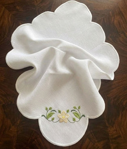 Sets de Napperons et Serviettes Ronds Brodés Floraux Lavables Personnalisés en Gros, Bordure Festonnée Blanche, en Coton, pour Événements Domestiques et Mariages - Product Image 3