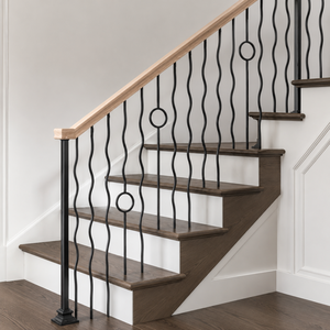 Rampe d'escalier moderne en fer noir ondulé avec balustre circulaire en bois clair, garde-corps d'escalier intérieur, design haut de gamme pour la maison - Product Image 3
