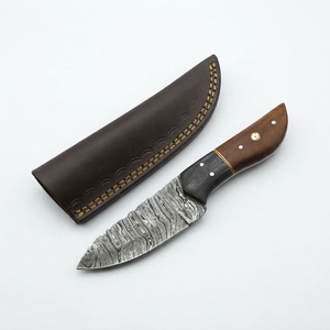Cuchillo EDC de hoja fija de acero de Damasco forjado a mano con mango de madera y bolster de cuerno, cuchillo utilitario para camping y bushcraft con funda de cuero - Product Image 1