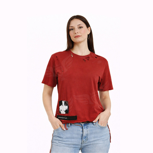 T-shirt décontracté pour femme, col rond, manches courtes, patchwork rouge vieilli, style streetwear, vente en gros 2026 - Product Image 5