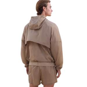 Conjunto de Chaqueta Cortavientos Translúcida y Pantalones Cortos para Hombre, Chaqueta Ligera con Capucha y Cintura Elástica, Conjunto Deportivo para Exteriores en Beige - Product Image 6