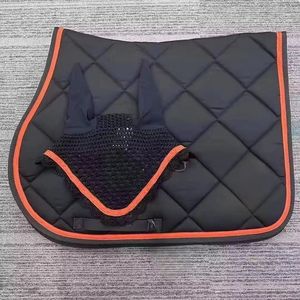 Tapis de selle rouge polyvalent avec doublure en polaire et bordure noire pour l'équitation - Product Image 6
