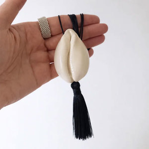 Collier artisanal en coquillages de cauris avec pendentif en coquillage blanc et long pompon noir, bijoux bohèmes - Product Image 1