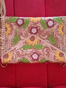 Sac bandoulière unisexe en cuir de vachette western, décoré de motifs floraux et de franges, imperméable et antivol, en stock. - Product Image 5