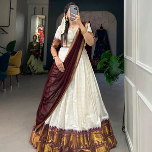 ชุดเลเฮนกาโชลีแบบดั้งเดิมสำหรับผู้หญิง ผ้าโพลีคอตตอนลายตาราง พร้อมงานปักดิ้นทอง แบบยังไม่เย็บติดกัน - Product Image 1