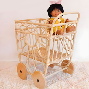 Carrito de compras de mimbre en miniatura para juegos imaginativos, accesorios de juego de roles para niños - Product Image 1