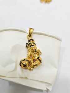Pendentif en or 22 carats Lord Krishna Bal Gopal avec travail Meenakari |   Bijoux religieux indiens - Product Image 2