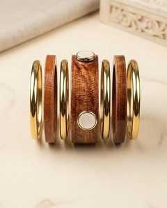 Ensemble de bracelets en bois de luxe, comprenant des bracelets artisanaux durables de formes variées, ornés de copeaux de laiton, en bois artisanal de qualité supérieure - Product Image 4