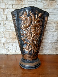 Soporte para Paraguas de Metal Oscuro con Diseño Floral Grabado, Ideal para Decoración de Entrada de Lujo, Agrega un Toque Real y Artístico - Product Image 5