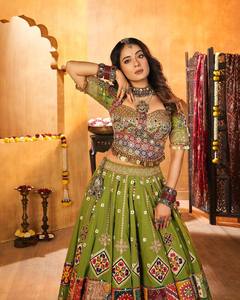Lehenga Choli Reversible Verde Bandhani, Muselina de Algodón Pesado Bordada, Traje Tradicional Indio para Bodas, Fiestas y Diwali - Product Image 2
