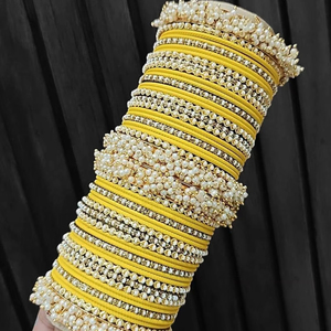 Ensemble de bracelets de mariage brodés sur mesure pour femmes à prix compétitif Ensemble de chudiyan de meilleure qualité en métal et acrylique - Product Image 1
