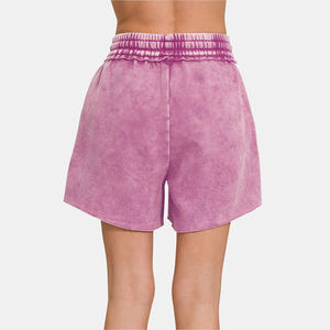 Shorts de moda para mujer con material transpirable y corte moderno, ideales para días de playa y aventuras al aire libre. - Product Image 1