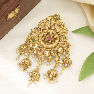 Broche para el Cabello en Tono Dorado Imitación con Perlas y Piedras Verdes y Rojas, Accesorio Tradicional Indio para Novias, Uso Festivo - Product Image 1