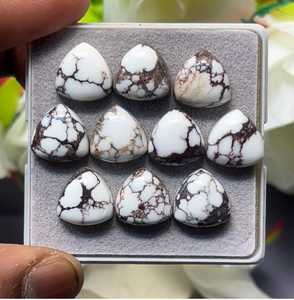 คาโบชองหินตาเสือธรรมชาติทรงสามเหลี่ยมเคลือบเงาสีเหลืองสำหรับงานประดิษฐ์เครื่องประดับ - Product Image 1