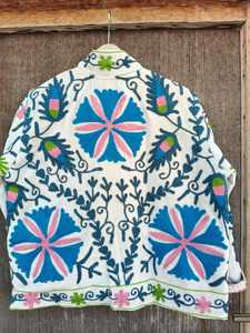 Chaqueta Bordada Suzani Hecha a Mano para Mujer, Estilo Asiático Tradicional, Abrigo de Invierno Boho para Mujer con Colores Vivos y Flores Audaces - Product Image 3