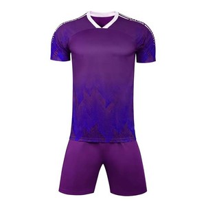 Ensemble maillot et short de football personnalisé pour homme, imprimé géométrique bleu, col en V, manches courtes, 100 % polyester, anti-humidité, coupe athlétique - Product Image 2