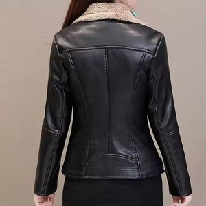 Chaqueta de Moto de Cuero PU para Mujer con Ribete de Piel, Cierre de Cremallera, Abrigo Grueso y Cálido para Invierno, Corte Regular, Color Sólido - Product Image 3