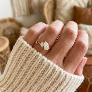 แหวนหมั้นเพชรทรงลูกแพร์ 2.02 กะรัต ผลิตในห้องปฏิบัติการ ดีไซน์ Toi Et Moi แหวนสัญญา ทองคำแท้ 14K ของขวัญแต่งงานสุดหรู ปรับแต่งได้ เครื่องประดับสำหรับงานแต่งงาน - Product Image 3