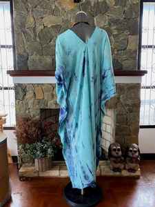 Robe caftan en rayonne tie-dye turquoise, style shibori bohème, légère, idéale pour la plage et les vacances d'été - Product Image 4