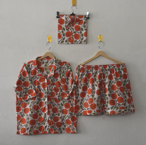 Conjunto de pijama elegante de algodón 100% con estampado artesanal de flores naranjas, conjunto de pijama de dos piezas con pantalones cortos para mujer - Product Image 1