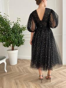 Meilleure édition Robe de soirée élégante noire en tulle, longueur ras du sol, avec imprimé étoiles scintillantes, col en V, manches courtes et silhouette trapèze - Product Image 3