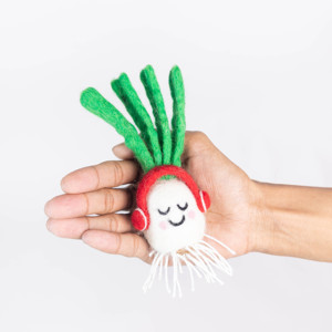 Ornement de Noël en laine fait main en forme de radis avec des écouteurs rouges et des feuilles vertes - Product Image 3
