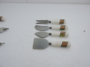 ชุดอุปกรณ์ชีสสแตนเลส 4 ชิ้น ด้ามไม้ สำหรับเสิร์ฟ ล้างด้วยมือเท่านั้น - Product Image 2