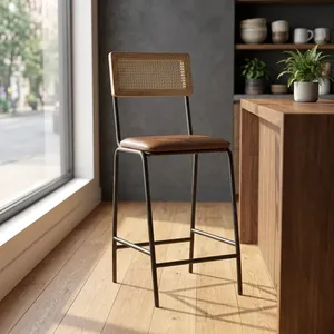 Chaise de bar moderne avec dossier en rotin et assise en cuir, structure en métal, design contemporain pour usage domestique. - Product Image 2
