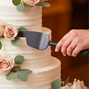 Cuchillo para cortar pasteles de lujo con elegante mango negro, ideal para bodas, cumpleaños, recepciones, catering y eventos festivos. - Product Image 4