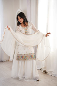 Conjunto Sharara Blanco Estilo Bollywood con Bordado y Tela de Lujo para Fiestas de Mujeres Indias y Pakistaníes - Product Image 5