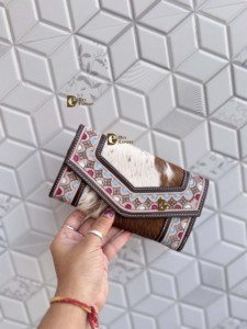 Magnifique Portefeuille Pochette Façonné à la Main en Cuir de Vachette et Fourrure, Style Western, Imperméable, Vintage, Multi-Usages pour l'Été - Product Image 2