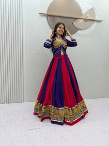 LAHENGA CHOLI DE REYON Y ALGODÓN CON TRABAJO DE ESPEJOS AUTÉNTICOS Y ESTAMPADO POSICIONAL - Product Image 4