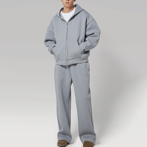 Sudadera con capucha de invierno para hombre, personalizada al por mayor, de corte regular, gris claro, estampada, 100% algodón, 300g, con cremallera completa, y pantalones de chándal de pierna ancha - Product Image 1