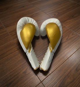 Ensemble de boxe Fly neuf et professionnel : Gants en cuir, protège-tête et protège-glandes, respirant, durable, blanc et or - Product Image 4