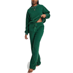 Ensemble de survêtement pour femme avec veste boutonnée à col et pantalon décontracté assorti pour les collections de mode sportive décontractée - Product Image 1