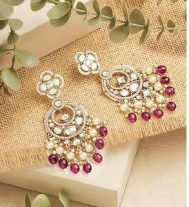 Boucles d'oreilles Kundan Chandbali en alliage de qualité supérieure avec motif floral pour femmes |   Boucles d'oreilles chandelier ethniques plaquées or avec perles d'imitation pour mariage - Product Image 1