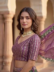 Conjunto de Lehenga Choli Dupatta de Seda Chinon Pura para Mujer, Estilo Tradicional, Largo hasta el Suelo, Corte Regular, Listo para Usar en Fiestas y Bodas Indias - Product Image 2