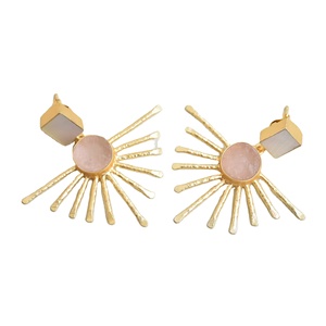 Boucles d'oreilles pendantes en laiton naturel, quartz rose, nacre, géométriques, plaquées or 10 carats, texture de laiton mat de qualité supérieure, tendance, statement - Product Image 2