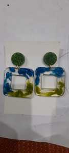 Boucles d'oreilles de qualité supérieure en résine de couleur personnalisée, polies et brillantes, fabriquées à la main, pour femmes d'Inde. - Product Image 2