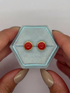 Pendientes de tuerca de coral rojo, piedra de nacimiento de marzo, hechos a mano, con engaste de bisel redondo, joyería artesanal delicada para uso diario - Product Image 1